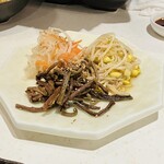 鉄板焼鳥 大阪食鶏販売 - ナムル盛り合わせ480円