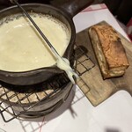 横浜チーズカフェ - チーズフォンデュ。フォカッチャは追加注文可能。