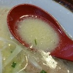 海海らーめん - デフォの豚骨スープにチャーシューで作った香味油と卵黄が合わさりニンニクの風味も効いてコク深い味に仕上がっています