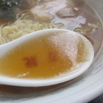 万龍 - 醤油ラーメンのスープ