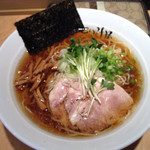 仙臺 自家製麺 こいけ屋 - 冷やし醤油ラーメン《改》（笑）
      あっ実際に無いメニュー
      冷やしの麺は水一回〆柚子抜き
      ちょいぬるめが癖になる一品
      680円
      一年通しで冷やしラーメンが有ります。
      普通に頼むとキンキンが来ます(^_^)