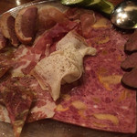 ラ・ブーシェリー・デュ・ブッパ - 前菜盛り合わせ
            鴨の胸燻製
            左は、鴨のハツ
            ラルド
            コッパ
            プロシュートなど