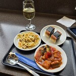 Honolulu International Airport JAL Sakura Lounge - 