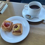 ブッフェ・ダイニング オーシャンテラス(ヨコハマ グランド インターコンチネンタル ホテル) - 普段食べないパンとホットコーヒー