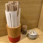 うどんの幸助 - 割り箸、爪楊枝、一味