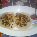 エル ミラソル - スクランブルエッグと自家製チョリソのタコス