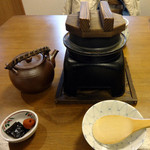 ゆる里 - 釜飯炊き上がり、香の物と出汁が来る
