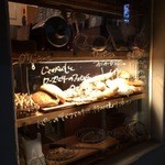 アヒルストア - 外からその日のパンが見えます