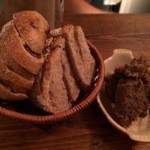 アヒルストア - パンの盛り合わせと牛頬肉のリエット