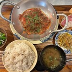 たべごとや みなと - たべごとや　みなと　定食の揚げざかなとディルのトマト煮　魚はイサキ　小鉢も多くて昼呑みにはこの上ない御膳