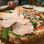 ピッツェリア ジンガラ - 自家製ハムのピザとイカと九条ネギのマリナーラソースピザ