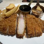 肉の中條の台所 - ポテトの隣は醤油、おろしポン酢。とんかつは醤油派なのでお願いしました。
