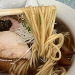 美原スープ工房 - しっかりと茹で上げられた綺麗に麺帯を整えられた細ストレート麺