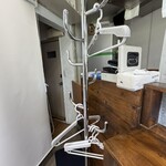 美原スープ工房 - レジ前にハンガーポール