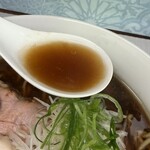 美原スープ工房 - 醤油たつ少し甘味を感じる何処かそばつゆみたいですがそれだけではない複雑な旨味が折り重なった清湯醤油スープ