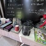 美原スープ工房 - グラスと割り箸は壁向きカウンター上