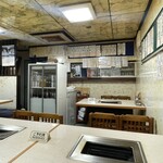 だるま焼肉店 - 昭和そのものの内装