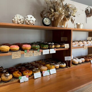 駐車場5台完備で便利。世界観に浸れるおしゃれな空間