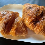 Merci life organics - 料理写真:トースターで温めて、ソフトクロワッサン、イタリア産黒トリュフの塩クロワッサンを食べました‼️