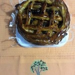 ぐりんでる - お店で注文して自宅へ送ってもらったアップルパイ（1ホール¥2500)
      蛍光灯の光で色が悪いですが、ランチョンマットは鮮やかなオレンジ色です