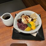 ビクター - 注文③:炭焼き珈琲あんみつ---950円　➡　寒天の代わりにコーヒーゼリーが入ったちょっとビターなあんみつ！黒蜜と相性バツグンです◎ ビクターの和風デザートは、それぞれ小倉あん·白玉·フルーツ·アイスクリームの入った個性豊かなデザートです(^^♪　