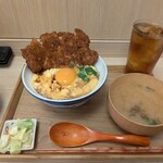 熟成とんかつ フライ家 - カツ丼とサービスのウーロン茶