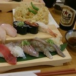 沼津魚がし鮨 - 沼津のお寿司
            お得なランチセット注文しました。
            そしたらこんなに出てきてビーックリ（´ 3｀)