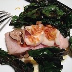 山口県萩で穫れた白甘鯛の身を低温調理し、鱗はピーナッツオイルでカリカリに焼き上げています