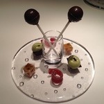 レフェルヴェソンス - おしゃべりのひととき：パッションフルーツのキャラメル・ライチとフランボアーズ・シナモンリーフを凝縮した液体・チュッパチャップス