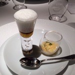 レフェルヴェソンス - アミューズブッシュ：香箱蟹、人参、オレンジを2口で・オレンジと酒のシャーベット