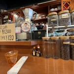 シマノコーヒー 大正館 - サイフォンが並びます。TVの取材も多々あるそうです