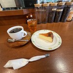シマノコーヒー 大正館 - チーズケーキはベイクドタイプ、スプーンは紙ナプキンで包まれているんです。ハイカラです