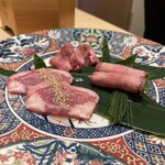 新宿 うしみつ - タン盛り合わせ