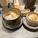人類みな麺類とエスサワダ - 