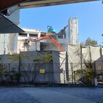 U-KHAN - 荒子川公園駅の隣のパチンコ屋の解体現場　　この直ぐ上があおなみ線荒子川公園駅です