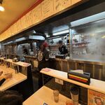 蒙古タンメン中本 - 厨房の様子