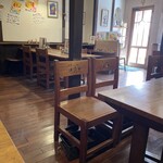 まめ蔵 - 奥の4人掛けテーブルと後ろの壁に向かった一席に1人客が案内されていました。