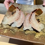 日本料理FUJI - 伊勢海老　※捌いたばかりで、ピクピクしていました。