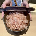 日本料理FUJI - 削りたて鰹節　※この後のお椀の出汁に使用