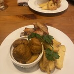 米山カリー食堂 - 一夜干しの手羽先とデカいミートボールとポテト