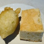 IN DISH - フォカッチャと揚げ餅パン