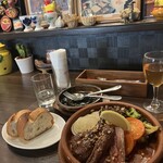 エル・ペスカドール - タパスのソースが パン￥300  にまた合う