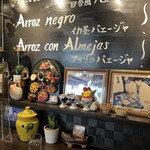 エル・ペスカドール - 店内の各所にスペインのかわいらしいアイテムがあります