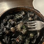 エル・ペスカドール - イカの墨煮￥1500   アツアツで来たので早速いただきました
