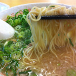 来来亭 - こってりラーメン（麺持ち上げ）