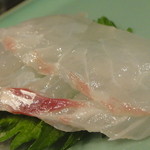 貴蔵 - 塩水に漬けた平目(上)と明石鯛(下)