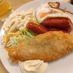 スタンド 浅草2丁目食堂 - 白身魚フライ、目玉焼き、ソーセージ、サラダと充実のおつまみ