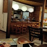 天庵 - カウンターとテーブル席。