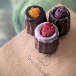 taramacafe - せっかくなので、黒糖カヌレも購入しました。ラズベリー・杏・紅芋です。可愛い♡

常温で2日大丈夫との事。