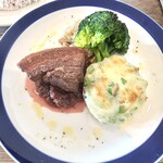 イシオノ - さくらポーク三枚肉とビーツの煮込み